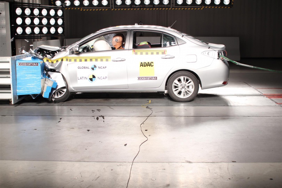 Toyota Yaris + 2 Airbags — 1